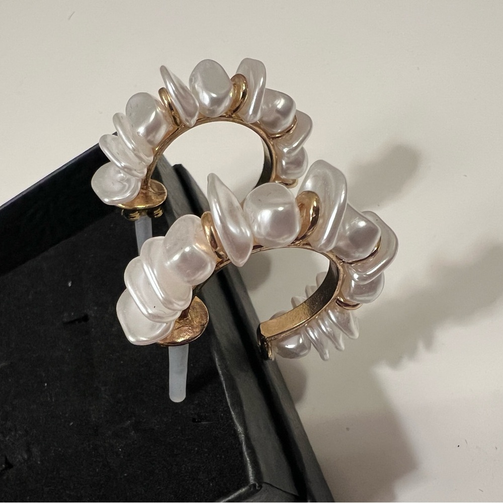 Hoop Earrings/Pearl Cluster Gold- White Pearlescent
